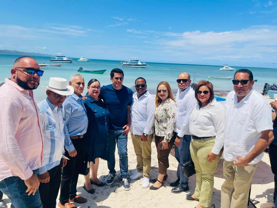 Ministro David Collado deja iniciado proyecto de parador fotográfico en Estero Hondo